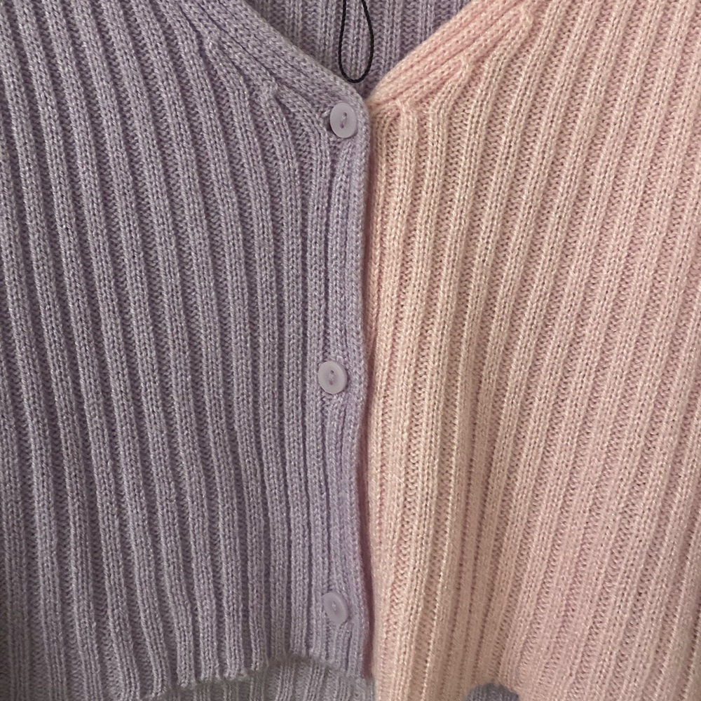 ✨BRAND NEW✨ PrettyLittleThing Split Two-Tone Button Up Cropped V-Neck Sweater - Picture 2 of 4